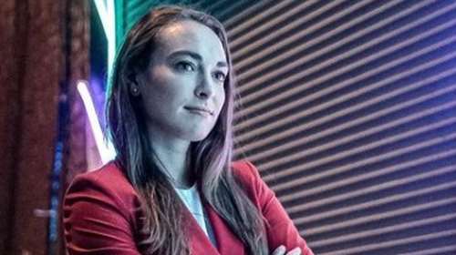 Αλεξάντρα Χαντ: Εργαζόταν ως στρίπερ στο κολέγιο και τώρα διεκδικεί μία θέση στο Κογκρέσο