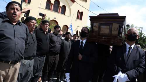 Κηδεία Μίκη Θεοδωράκη: &quot;Τον αντρειωμένο μην τον κλαις…&quot; - Οι Κρητικοί τον αποχαιρέτησαν με ένα ριζίτικο τραγούδι [βίντεο]