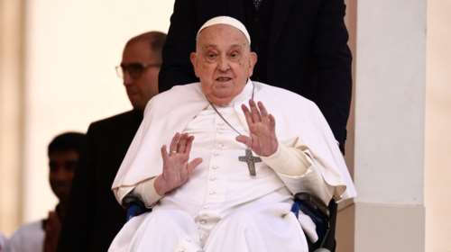 Ο πάπας Φραγκίσκος χαιρέτησε για πρώτη φορά τους πιστούς στην πλατεία του Αγίου Πέτρου, χωρίς να κάνει χρήση οξυγόνου