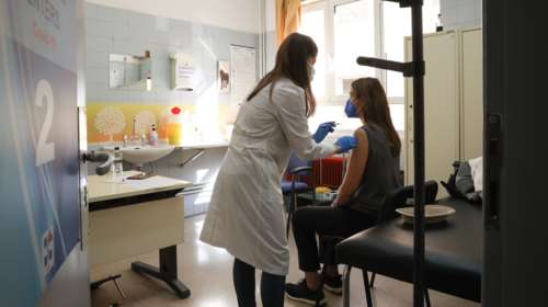 Πότε ξεκινούν οι εμβολιασμοί με τα επικαιροποιημένα εμβόλια για την Ομικρον 4 και Ομικρον 5