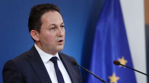 Πέτσας: Υποχρεωτική η μάσκα σε αεροπλάνα, πλοία, τρένα και ΚΤΕΛ