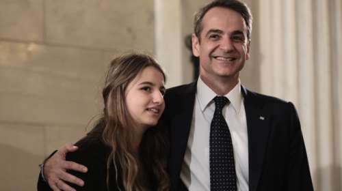 #Μένουμε_σπίτι: Η τρυφερή ανάρτηση Μητσοτάκη με τα παιδιά του και το σκυλί στο κρεβάτι [εικόνα]