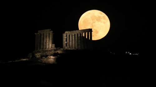 Πανσέληνος Ιουνίου 2022: Μαγευτική η πρώτη υπερπανσέληνος - Εντυπωσιακό το &quot;φεγγάρι της Φράουλας&quot; [Εικόνες]