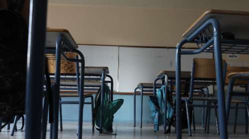 Πώς και πότε θα ανοίξουν τα σχολεία: Σενάριο για &quot;μαχαίρι&quot; στις διακοπές των Χριστουγέννων και μείωση της εξεταστέας ύλης