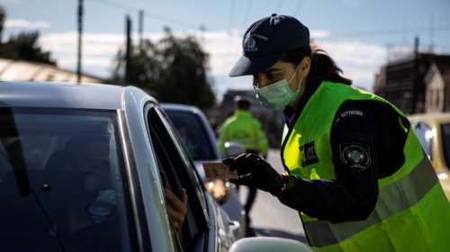 Lockdown: Πώς ένα ανύπαντρο ζευγάρι απέδειξε ότι συζεί - Δεν φορούσαν μάσκα στο αυτοκίνητο [Βίντεο]