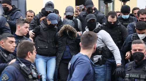 Η Ρούλα Πισπιρίγκου στο κελί: Μελετά συνεχώς τη δικογραφία - Ιδιαίτερα ομιλητική με τους αστυνομικούς [βίντεο]