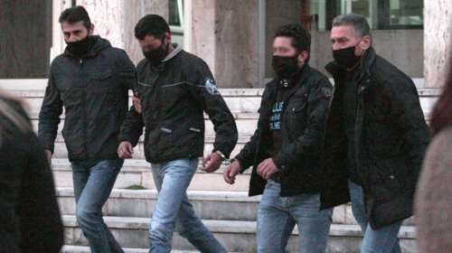 Έγκλημα στο Χαλκιόπουλο: Προφυλακιστέοι οι τρεις άνδρες μετά την απολογία τους [εικόνες]