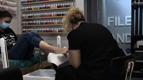 Οριστικό: Ανοίγουν την Τρίτη τα κέντρα αισθητικής για μανικιούρ και πεντικιούρ