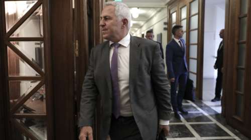 ΣΥΡΙΖΑ για Ευάγγελο Αποστολάκη: &quot;Ντροπιαστική αποστασία - Η έδρα δεν του ανήκει&quot;