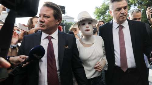 Επίθεση με βιτριόλι: Η συγκλονιστική εμφάνιση της Ιωάννας με τη μάσκα στο πρόσωπο [εικόνες - βίντεο]