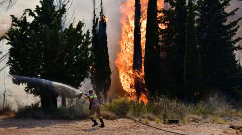 Μεγάλη φωτιά έξω από την Πάτρα - Εκκενώθηκε ο οικισμός Σούλι - Καίγονται σπίτια [Εικόνες - Βίντεο]