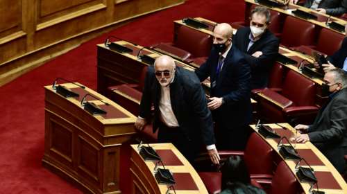 &quot;Πόλεμος&quot; ΝΔ-ΣΥΡΙΖΑ μετά τη διαγραφή Κουρουμπλή: &quot;Εξαχρειωμένη αντιπολίτευση&quot; - &quot;Απροκάλυπτα ψέματα Μητσοτάκη&quot;