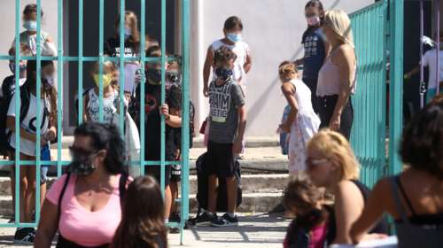 Self test στα σχολεία - Μακρή: Με χειρόγραφη βεβαίωση αν δεν λειτουργεί η πλατφόρμα [βίντεο]