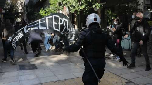 Επέτειος Γρηγορόπουλου: &quot;Ηταν χαβαλές, έκανα λάθος, ήταν βλακεία μου&quot;, λέει ο 28χρονος αστυνομικός που έπαιζε με την ανθοδέσμη