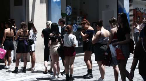 Πρεμιέρα για τις θερινές εκπτώσεις - Μεγάλες ουρές έξω από τα καταστήματα στην Ερμού [εικόνες]