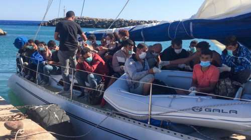 Επιχείρηση ρυμούλκησης σκάφους που μετέφερε μετανάστες στο λιμάνι της Παλαιόχωρας