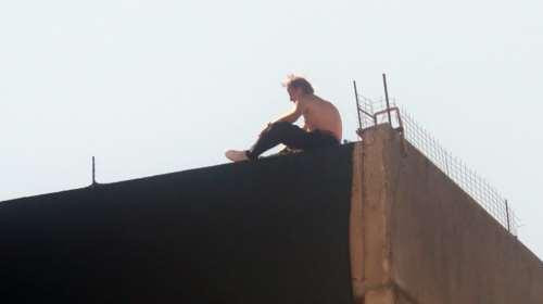 Θεσσαλονίκη: Αντρας απειλεί να πέσει στο κενό από 12οροφη πολυκατοικία [εικόνες,βίντεο]