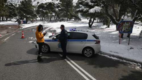 Χιόνια και στην Αττική - Πού έχει διακοπεί η κυκλοφορία, πού είναι απαραίτητες οι αλυσίδες