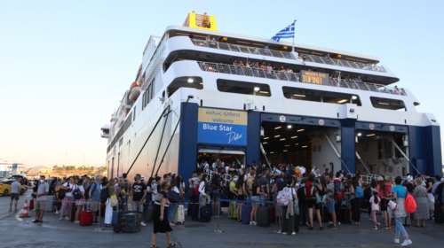Τουρισμός: Ολοταχώς για χρονιά ρεκόρ - Φεύγουν γεμάτα κόσμο τα πλοία από τον Πειραιά