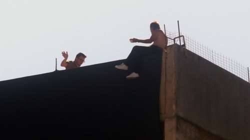 Θεσσαλονίκη: Μετά από 5 ώρες, κατέβηκε από την ταράτσα ο άντρας που απειλούσε ότι θα αυτοκτονήσει