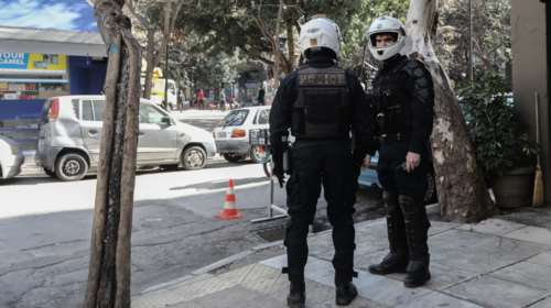 Κηφισιά: Παραδόθηκε και συνελήφθη ο 47χρονος που πυροβόλησε τον αδελφό του