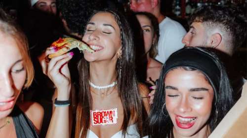 Πάρτι με πίτσα: Ποια είναι νέα τάση που κατακτά την Αθήνα και τα πιο δημοφιλή στέκια της