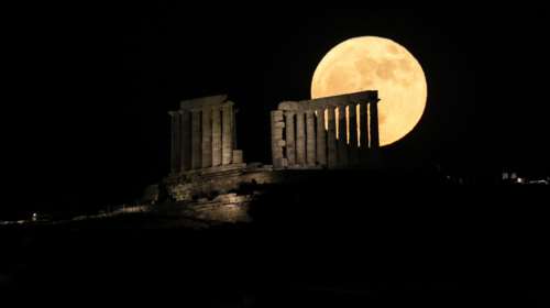 Πανσέληνος Απριλίου 2025: Μαγεύει το &quot;ροζ φεγγάρι&quot; [εικόνες]