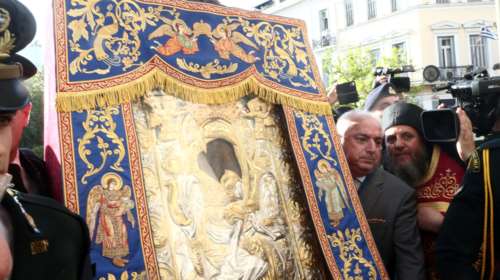 Ουρές πιστών από τα ξημερώματα για να προσκυνήσουν την εικόνα &quot;Αξιον Εστί&quot; [βίντεο]