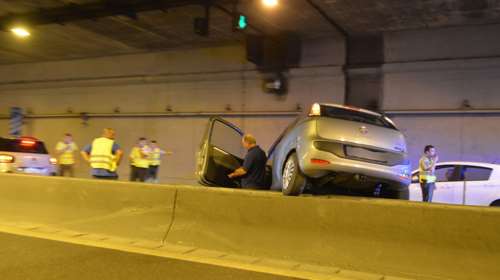 Τροχαίο στην Αττική οδό: ΙΧ καβάλησε το κράσπεδο [Εικόνες]