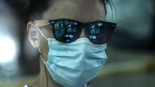 Έξυπνη μάσκα κατά του κορονοϊού μπορεί να μεταφράσει την ομιλία σε 8 γλώσσες