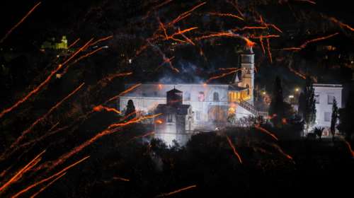 Χίος: Με… άρωμα Χόλιγουντ ο ρουκετοπόλεμος στο Βροντάδο - Επεσαν περισσότερες από 20.000 ρουκέτες