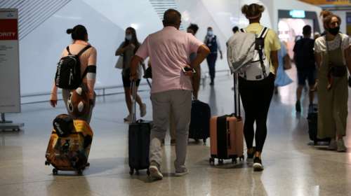 ΕΕ: Επιστρέφουν οι ταξιδιωτικοί περιορισμοί - Ποιες χώρες βγαίνουν από τη &quot;λευκή λίστα&quot;