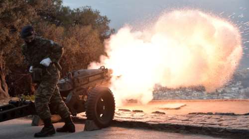 25η Μαρτίου: Με 21 κανονιοβολισμούς από τον Λυκαβηττό η έναρξη των εορτασμών - Εντυπωσιακές εικόνες