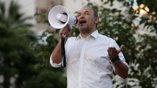 Φαίδων Βόβολης: Ποιος είναι ο αρνητής καρδιολόγος που οργάνωσε τη συγκέντρωση των αντιεμβολιαστών