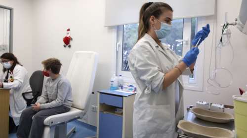 Εμβόλιο: Ποια παιδιά πρέπει να κάνουν την τρίτη δόση - Τι ισχύει για τους ενήλικες σε ανοσοκαταστολή