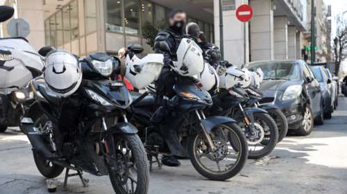 Νέα επιχείρηση της ΕΛΑΣ κατά του οργανωμένου εγκλήματος: Συλλήψεις και προσαγωγές στην πλατεία Βικτωρίας