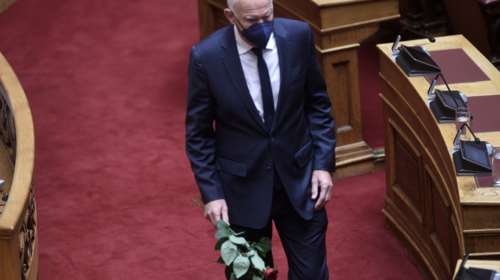 Ο Γιώργος Παπανδρέου αφήνει λουλούδια στο έδρανο της Φώφης Γεννηματά στη Βουλή {εικόνες]