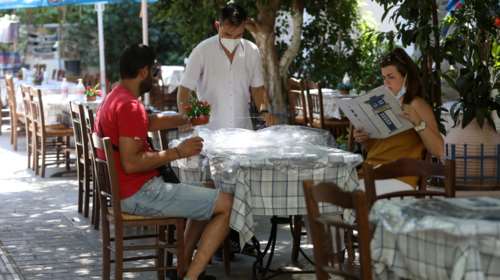 Εστίαση και τουρισμός: Δύο τεστ την εβδομάδα για τους ανεμβολίαστους εργαζόμενους έξι περιοχών