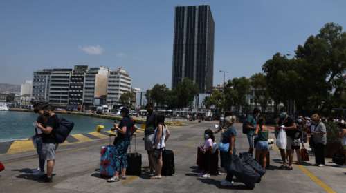 Αυξημένη η κίνηση στο λιμάνι του Πειραιά - Με μάσκες οι αδειούχοι του Αυγούστου
