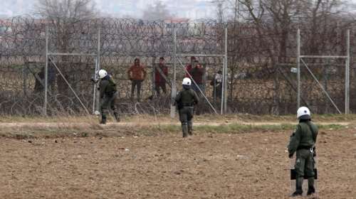 Δημοσίευμα &quot;φωτιά&quot; από Guardian και ξένα ΜΜΕ: Η ελληνική αστυνομία στρατολογεί πρόσφυγες για να απωθούν μετανάστες