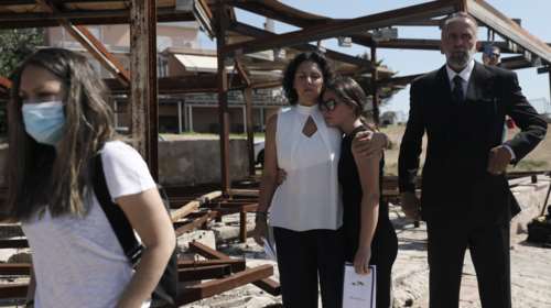 Συγκίνηση και σιωπή στο μνημόσυνο για τα δύο χρόνια από την τραγωδία στο Μάτι [εικόνες]