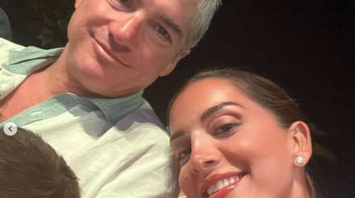 Σταματίνα Τσιμτσιλή: Με τον σύζυγό της, Θέμη Σοφό, στη συναυλία του Μανώλη Μητσιά στη Σύρο [εικόνες]