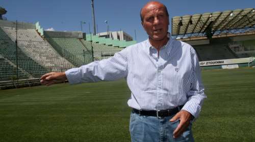 Μίμης Δομάζος: Φόρος τιμής από τον Παναθηναϊκό με τεράστιο πανό στο γήπεδο της λεωφ. Αλεξάνδρας