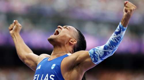 Ο χαμογελαστός Μανόλο που δεν τα παρατάει ποτέ: Οι γονείς, η δίδυμη αδερφή του και η μάχη με ρατσισμό και κατάθλιψη