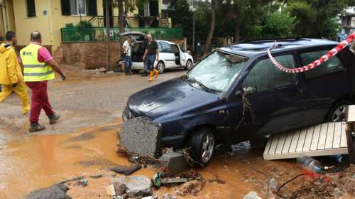 Δίκη για τη Μάνδρα: Τρεις ένοχοι μόνο για τις πλημμύρες – Ολοι αθώοι για ανθρωποκτονία από αμέλεια