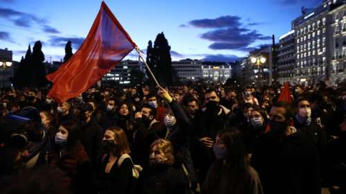 Σύνταγμα: Εικόνες συνωστισμού στο συλλαλητήριο - Χωρίς αποστάσεις και... αγκαλιά οι διαδηλωτές [Εικόνες]
