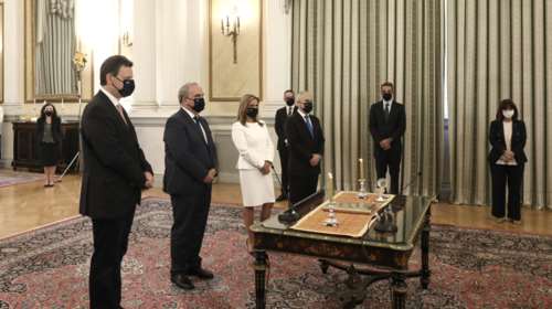 Ορκωμοσία &quot;μασκοφόρων&quot;: Εκλεψαν την παράσταση Κατερίνα Σακελλαροπούλου και Ζωή Ράπτη [εικόνες]