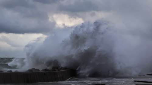 Κακοκαιρία: Θυελλώδεις νοτιάδες μέχρι και 10 μποφόρ στην Αττική  σε ξηρά και θάλασσα - Τεράστια κύματα στον Σαρωνικό