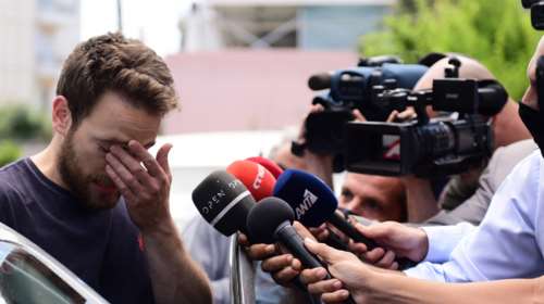 Γλυκά Νερά: Συγκλονίζει η κατάθεση του πιλότου - &quot;Αγκάλιασα τη νεκρή γυναίκα μου και την κόρη μου κλαίγοντας&quot; [Βίντεο]