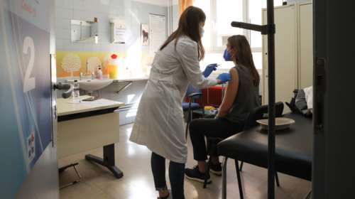 Κορονοϊός: &#39;&#39;Πιθανή η χορήγηση 4ης δόσης στον γενικό πληθυσμό&#39;&#39; εκτιμά Έλληνας καθηγητής του Johns Hopkins [βίντεο]